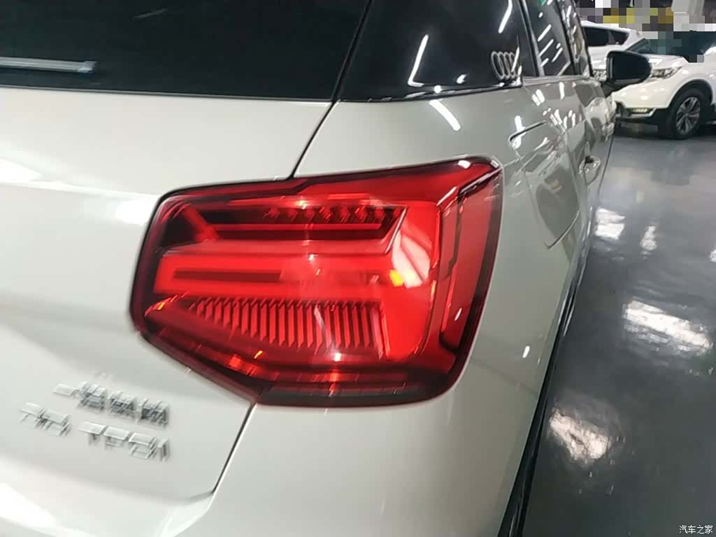 Audi Q2L, 2019 8