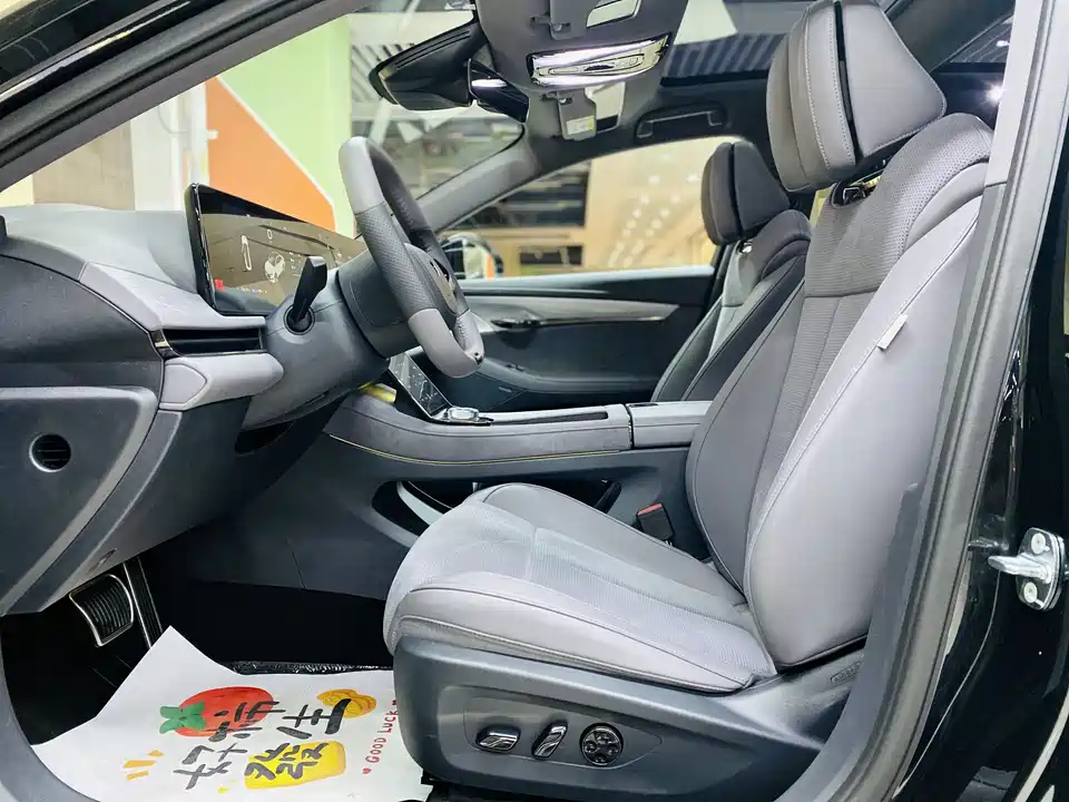 VOYAH Lantu chasing light