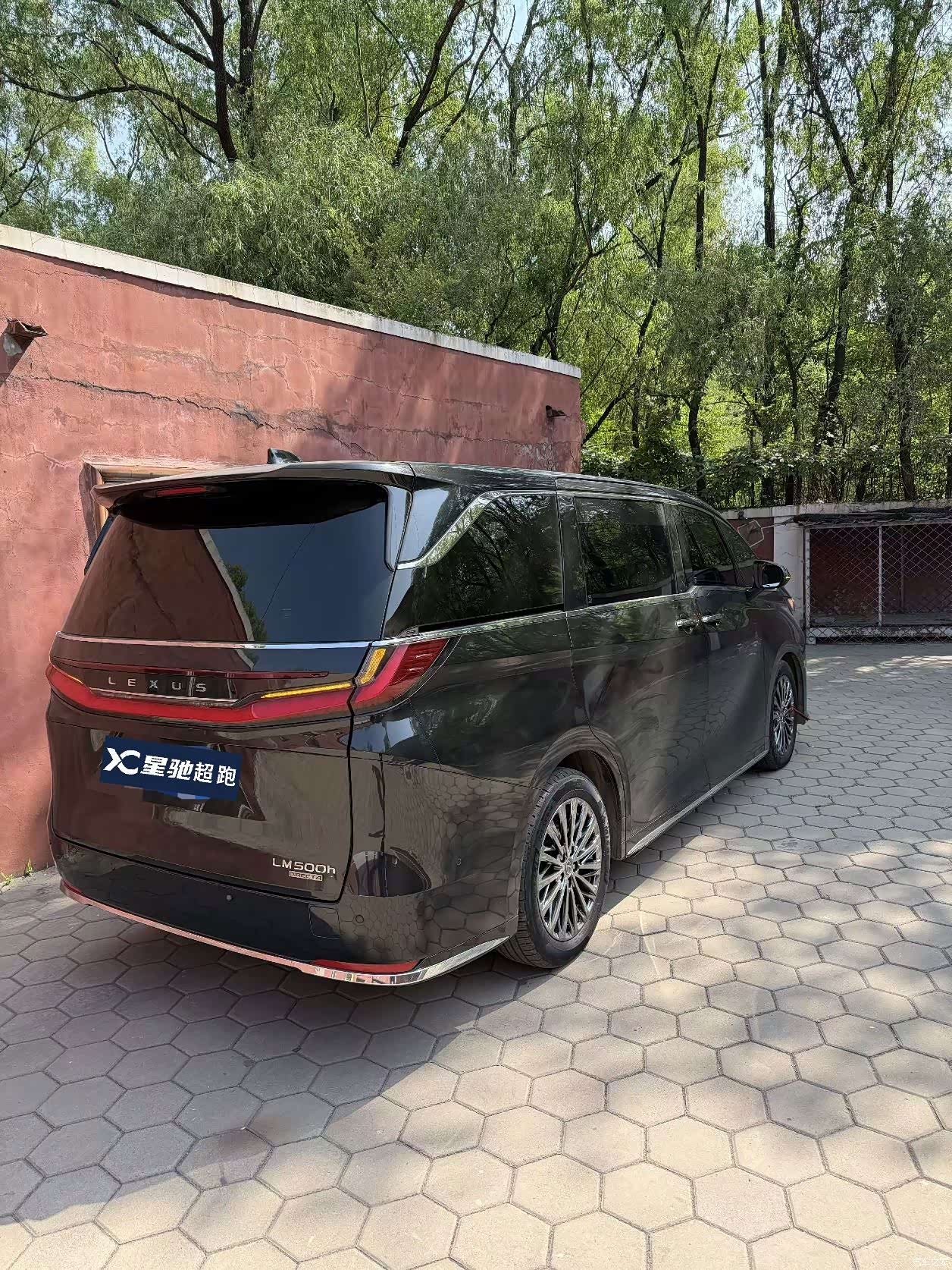 Lexus LM, 2025 3