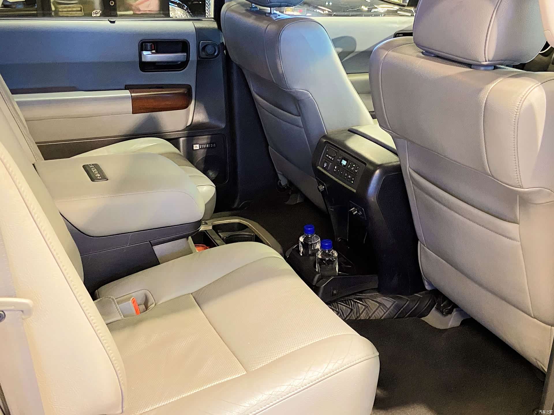 Toyota Sequoia, 2011 21