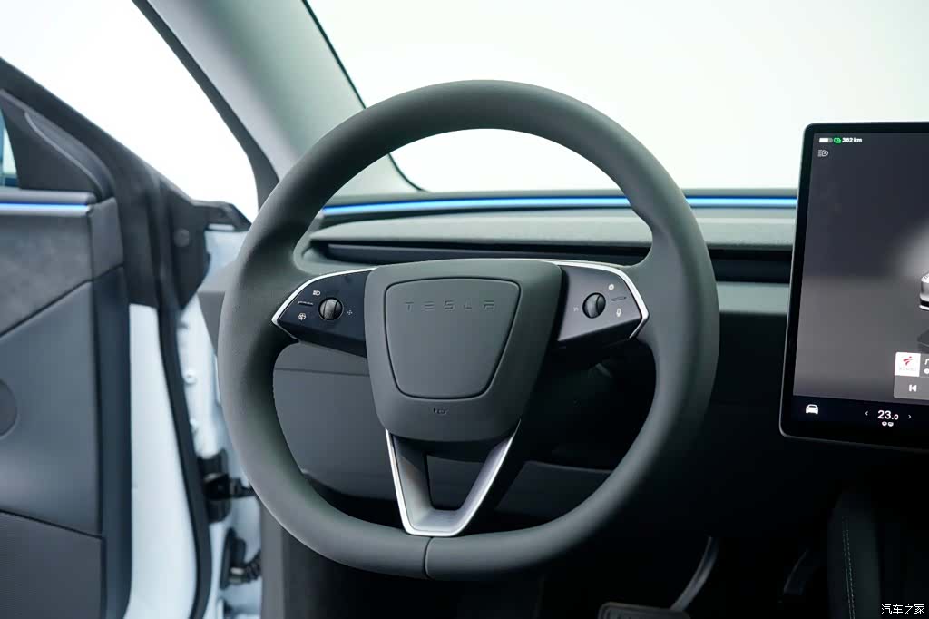 Tesla Model 3, 2025 17