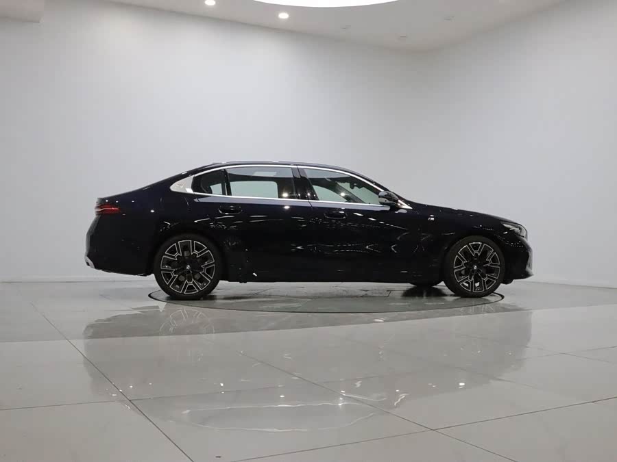 BMW 5 Series 2025, фото 7
