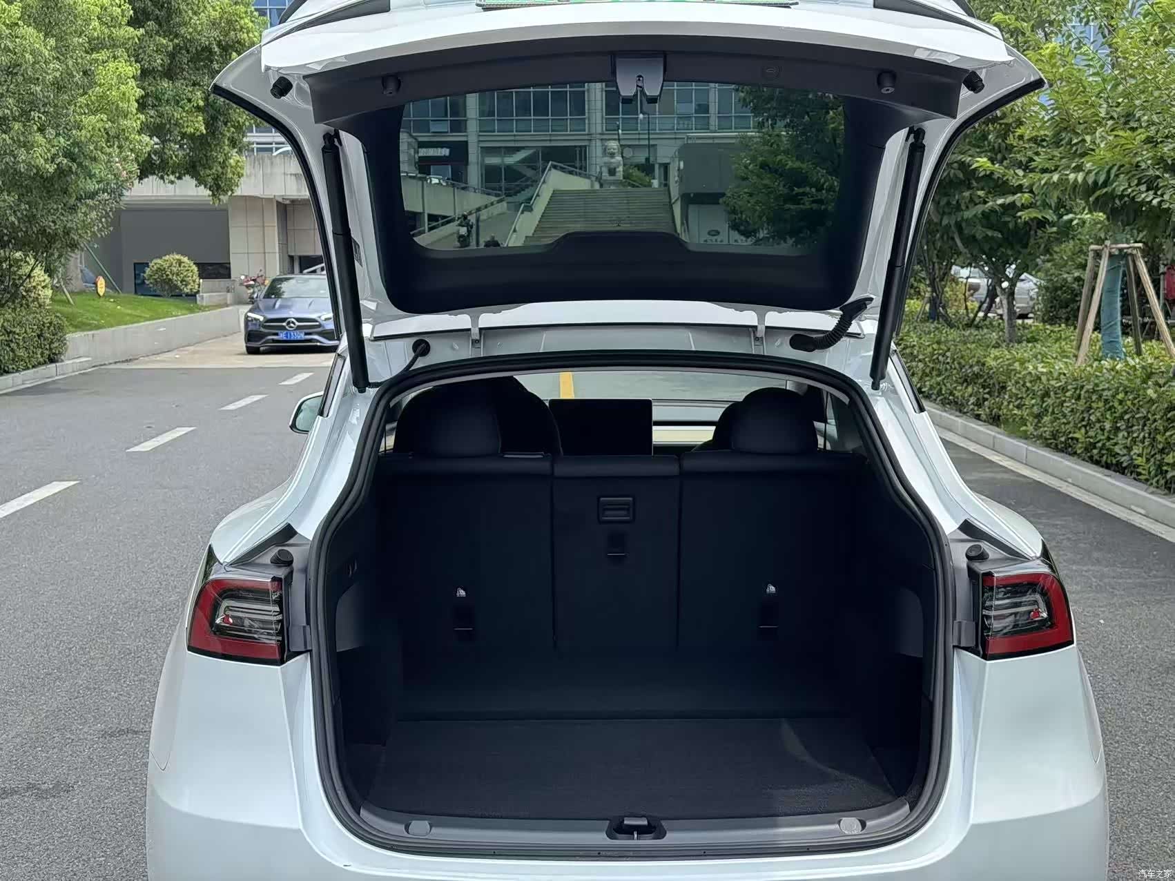 Tesla Model Y, 2023 21