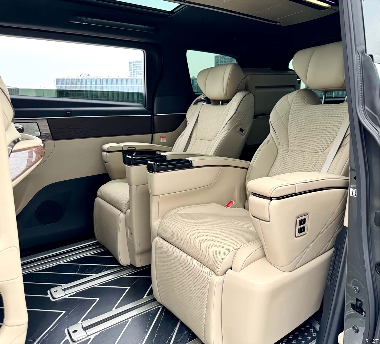 Toyota Vellfire, 2025 7