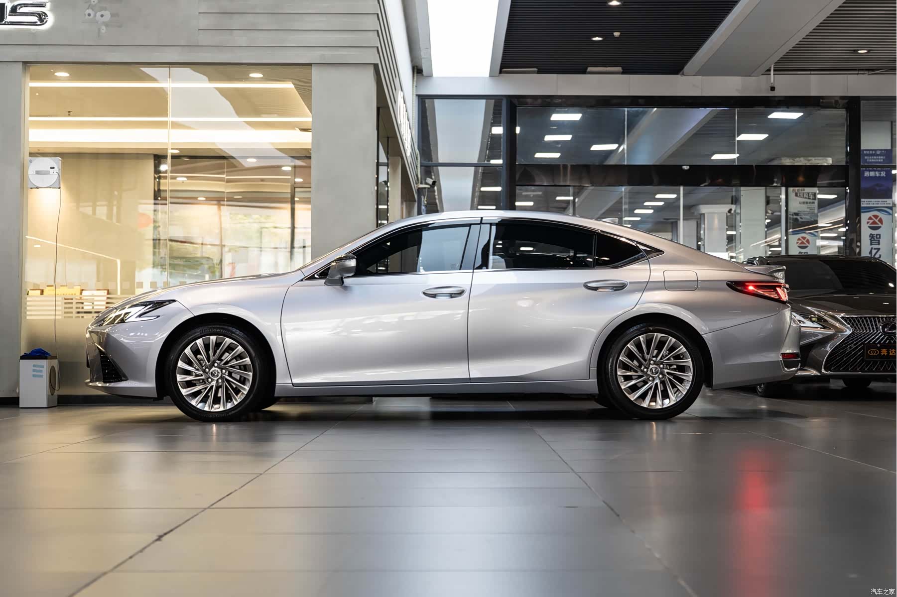 Lexus ES, 2025 4