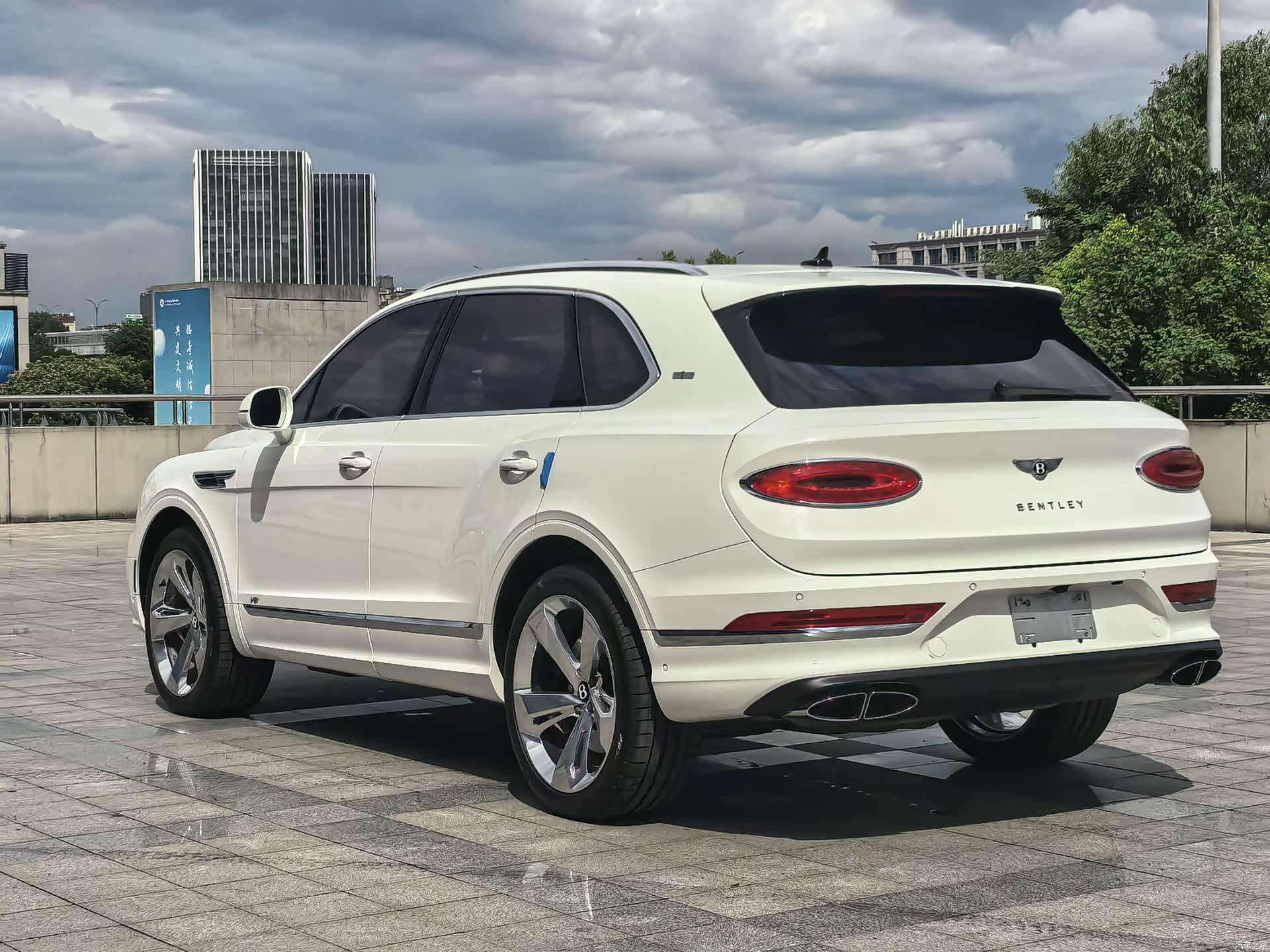 Bentley Bentayga, 2023 6