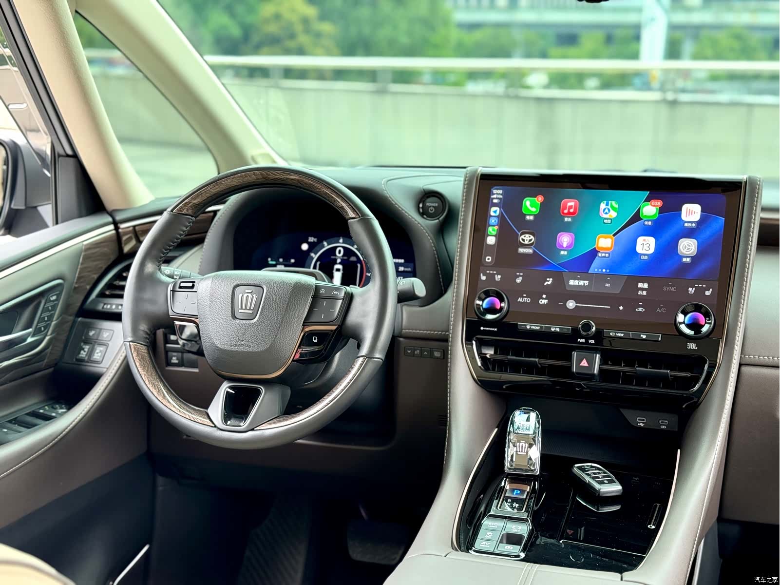 Toyota Vellfire, 2025 11