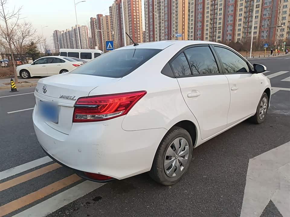 Toyota YARiS L to enjoy