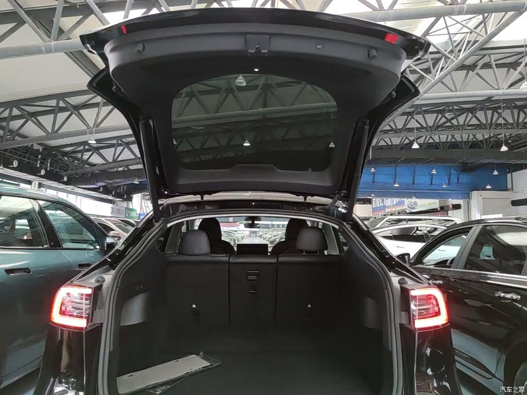 Tesla Model Y, 2023 19