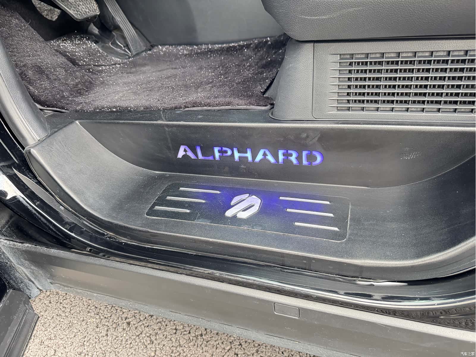 Toyota Alphard, 2024 14