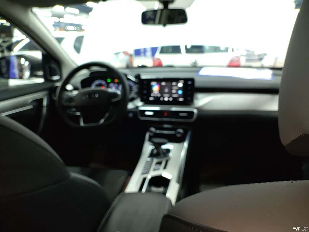Geely Coolray, 2025 10