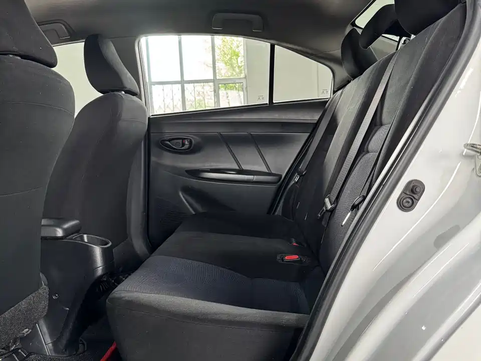 Toyota YARiS L to enjoy