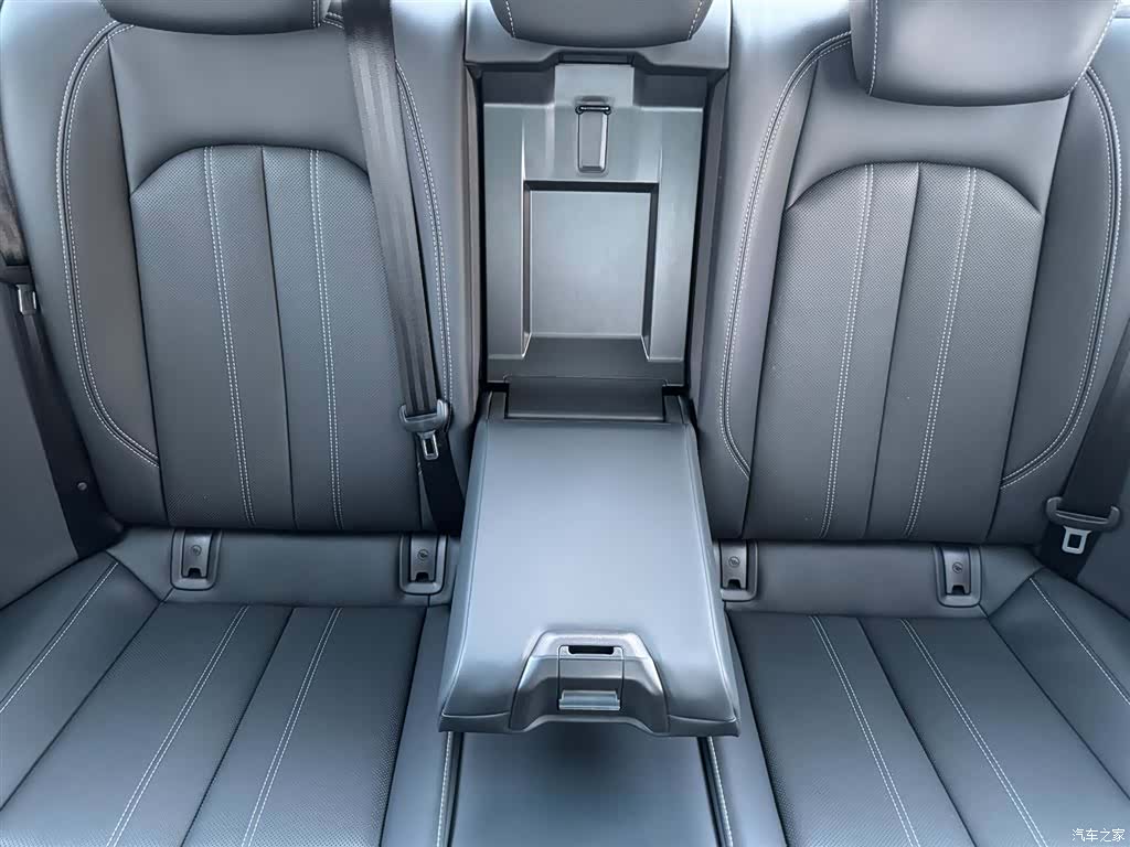 Audi A4L, 2025 2