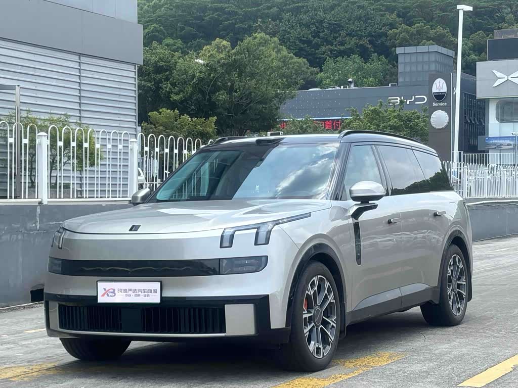 Lynk & Co 900