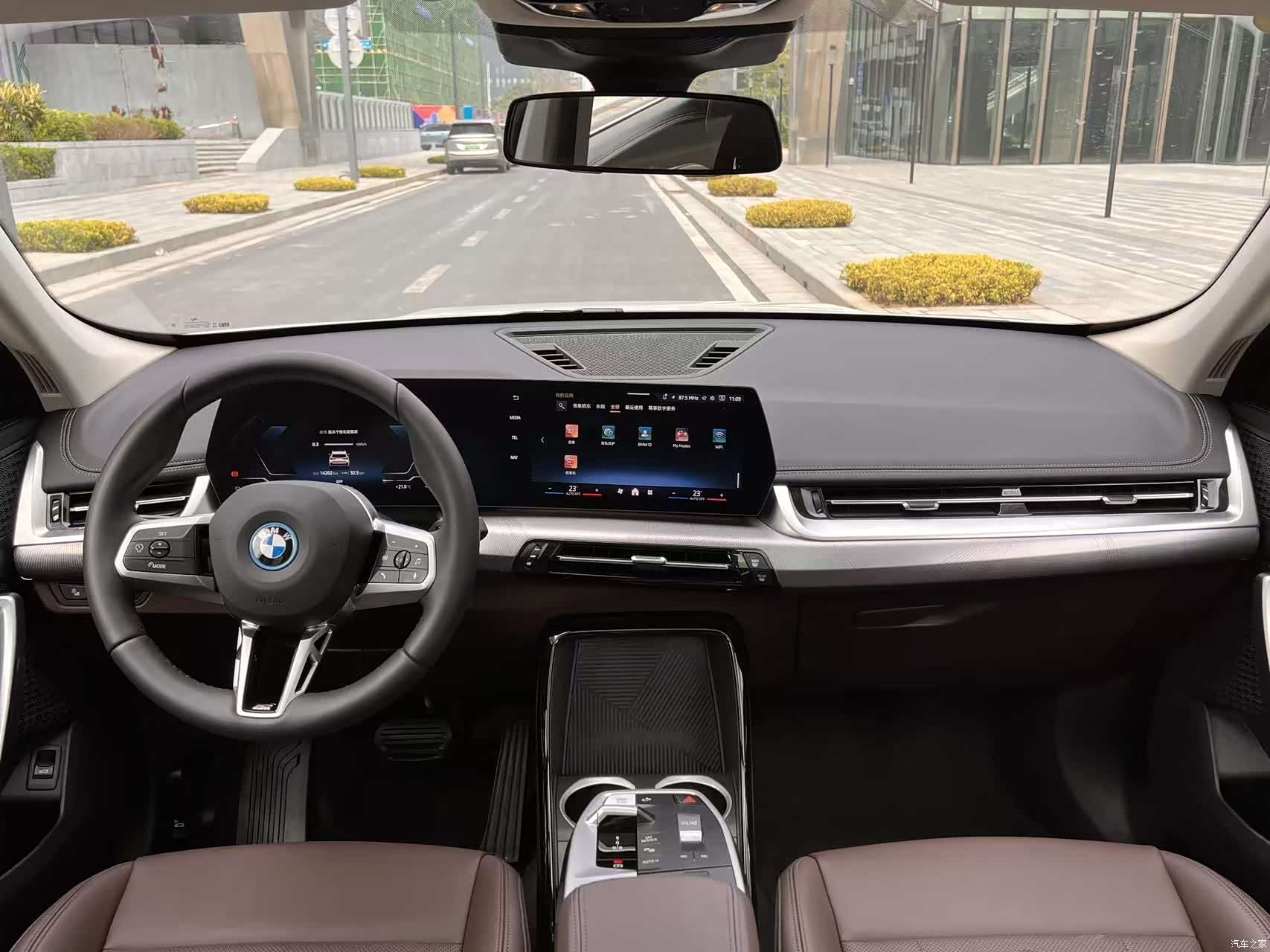 BMW iX1, 2025 11