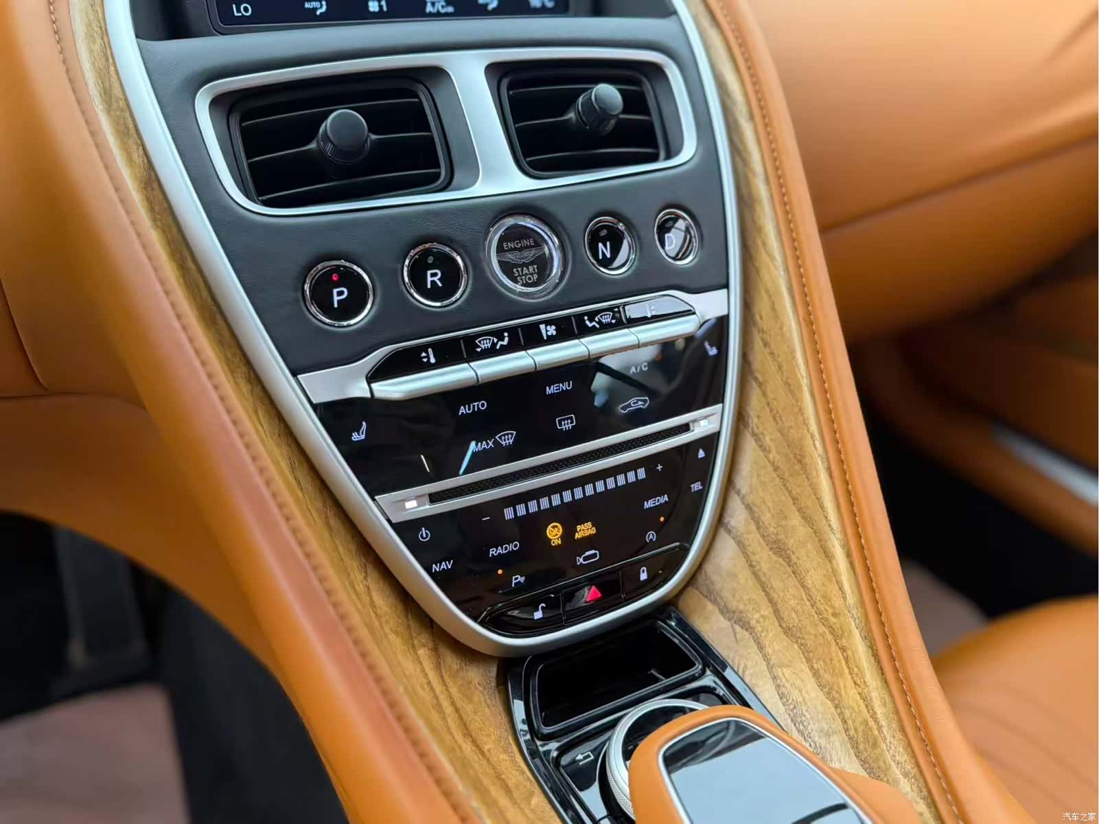 Aston Martin DB11, 2018 8