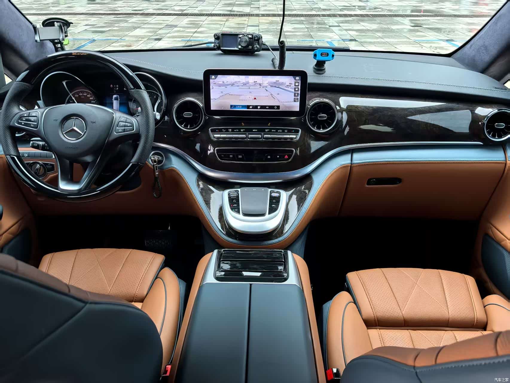 Mercedes-Benz V-Class, 2024 14