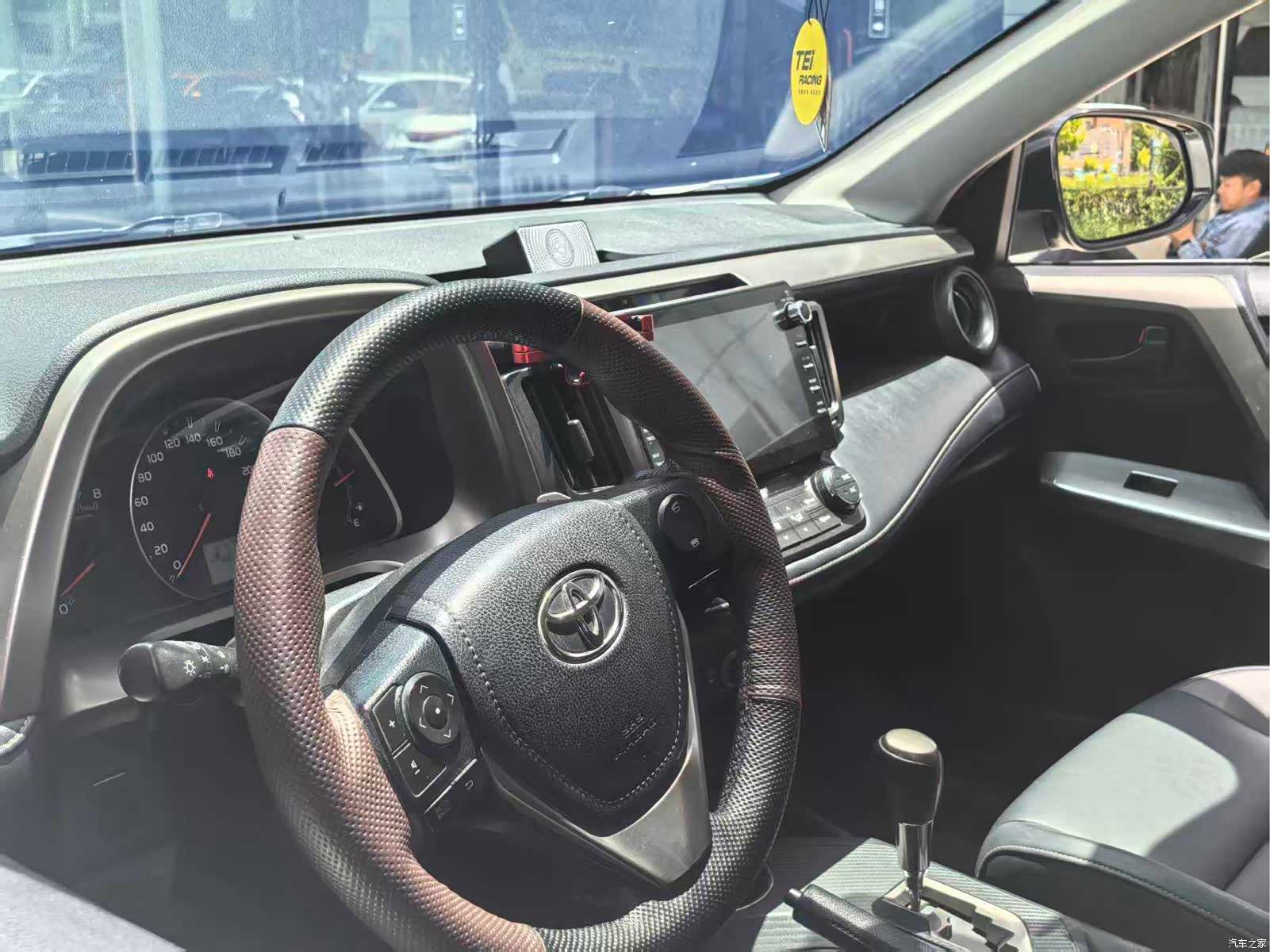Toyota RAV4, 2015 все фото