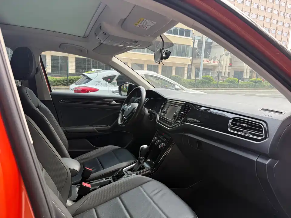 Volkswagen T-ROC exploring Songs