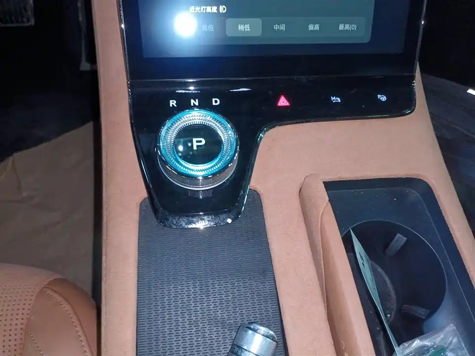 VOYAH Lantu chasing light