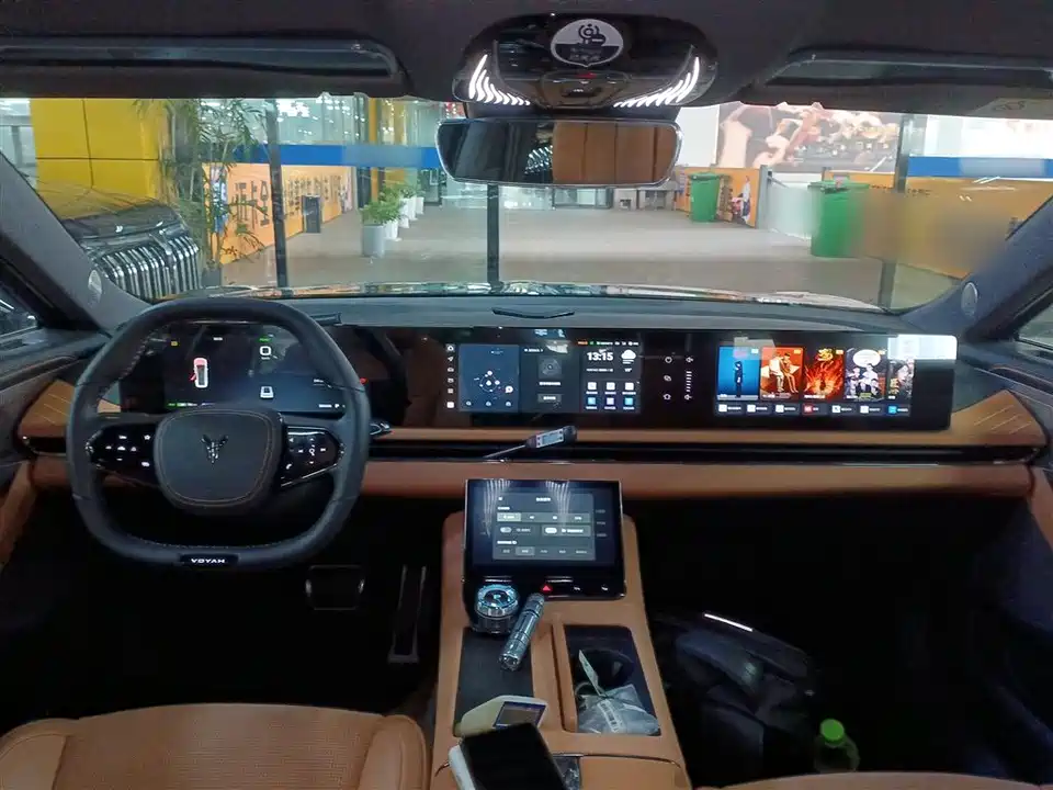 VOYAH Lantu chasing light