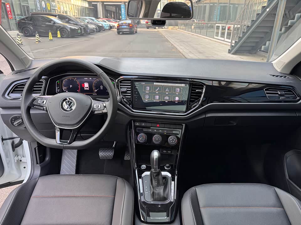 Volkswagen T-ROC exploring Songs