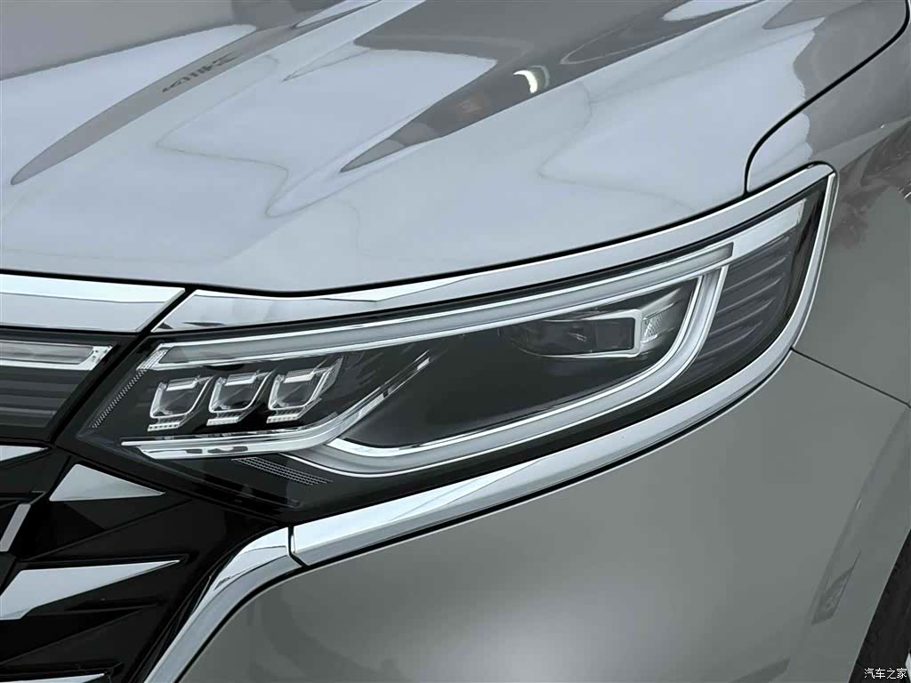 Roewe iMAX8, 2025 7