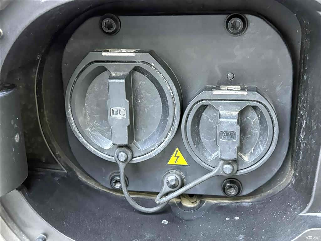 Roewe iMAX8, 2025 12