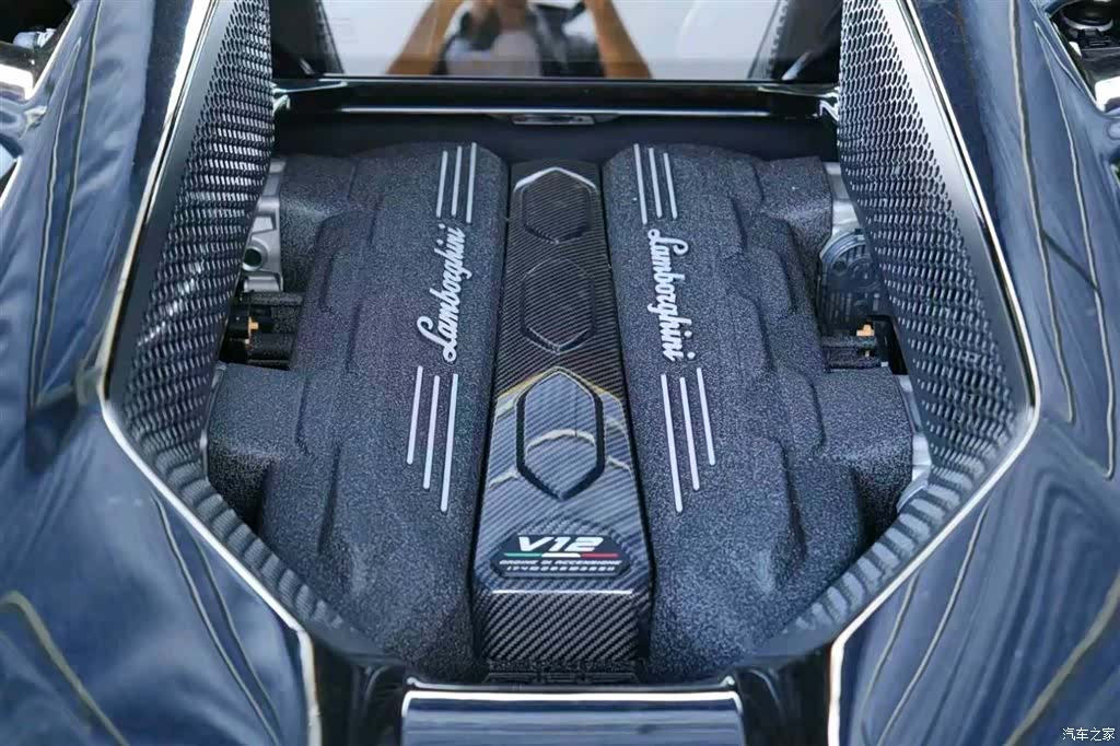 Lamborghini Revuelto, 2025 10