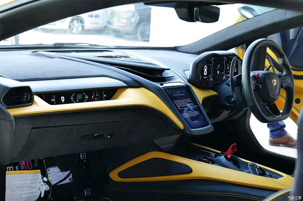 Lamborghini Revuelto, 2025 9