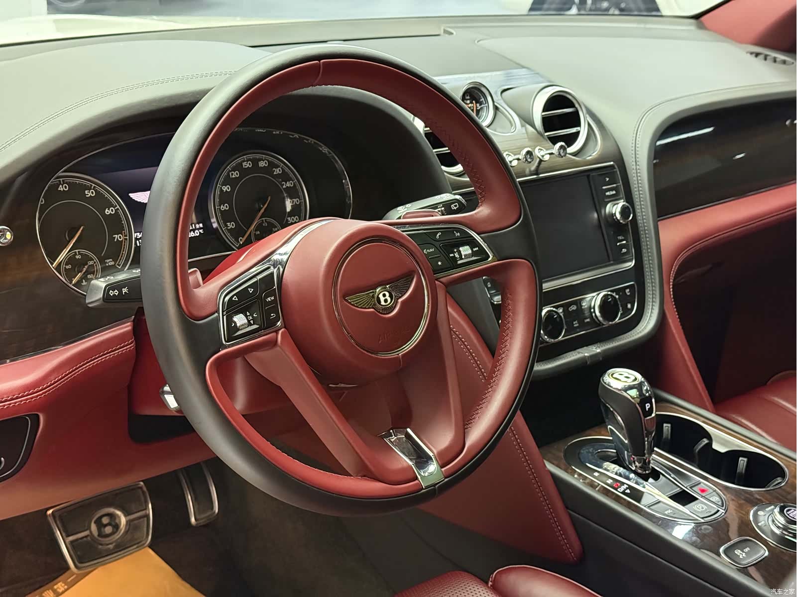 Bentley Bentayga, 2020 4