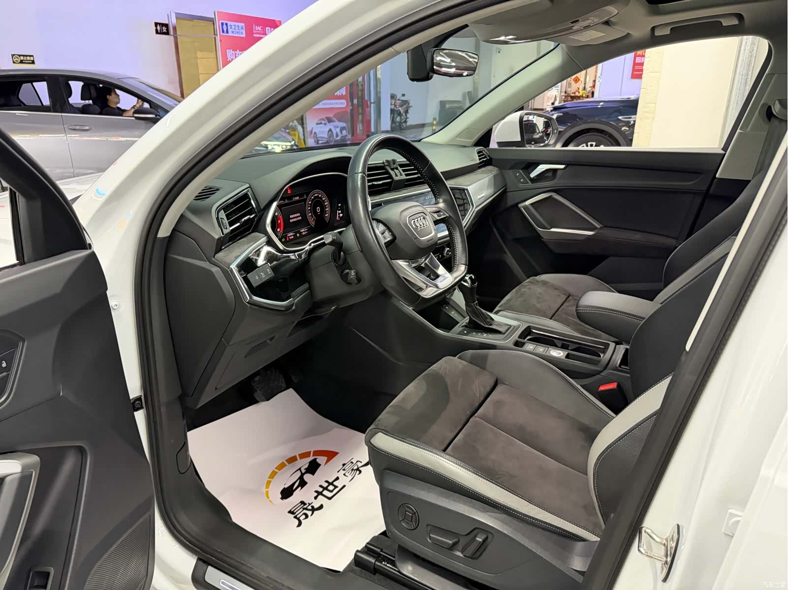 Audi Q3, 2022 10