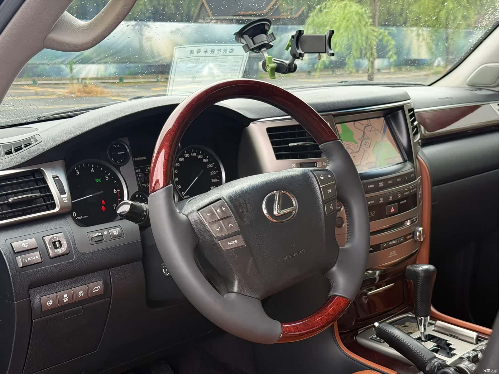 Lexus LX, 2012 9