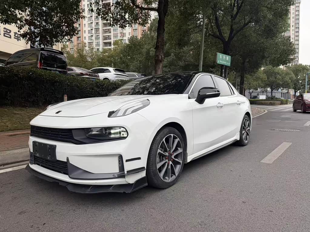 Lynk & Co 03