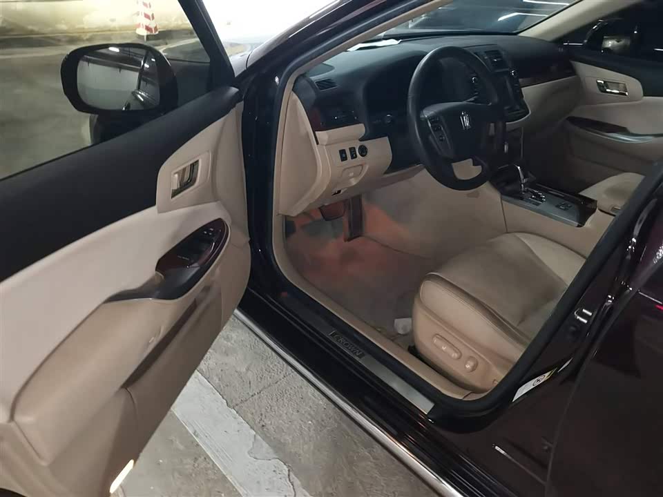 Toyota crown