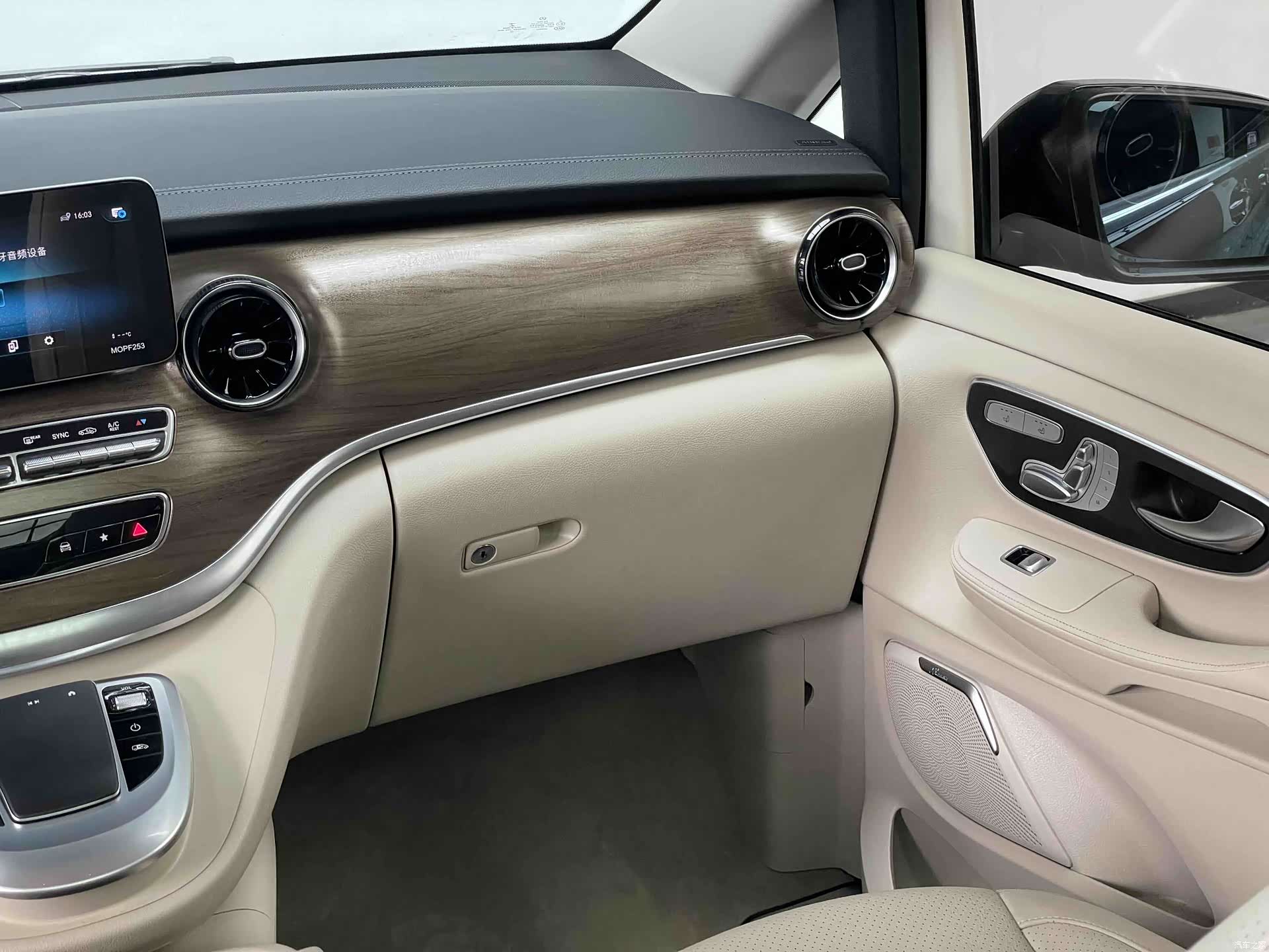 Mercedes-Benz V-Class, 2022 10