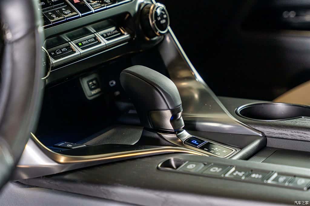 Lexus LX, 2025 12