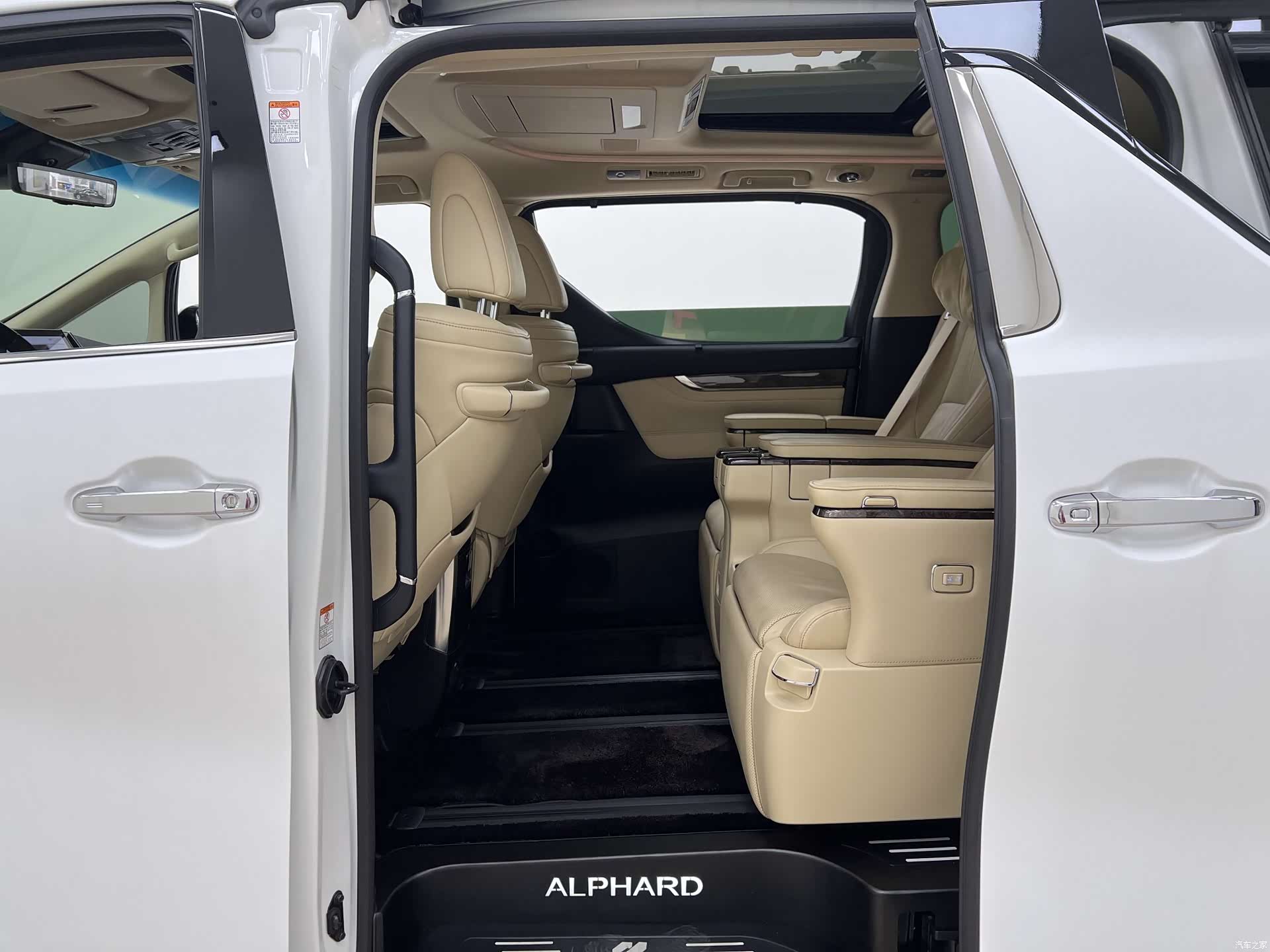 Toyota Alphard, 2022 9