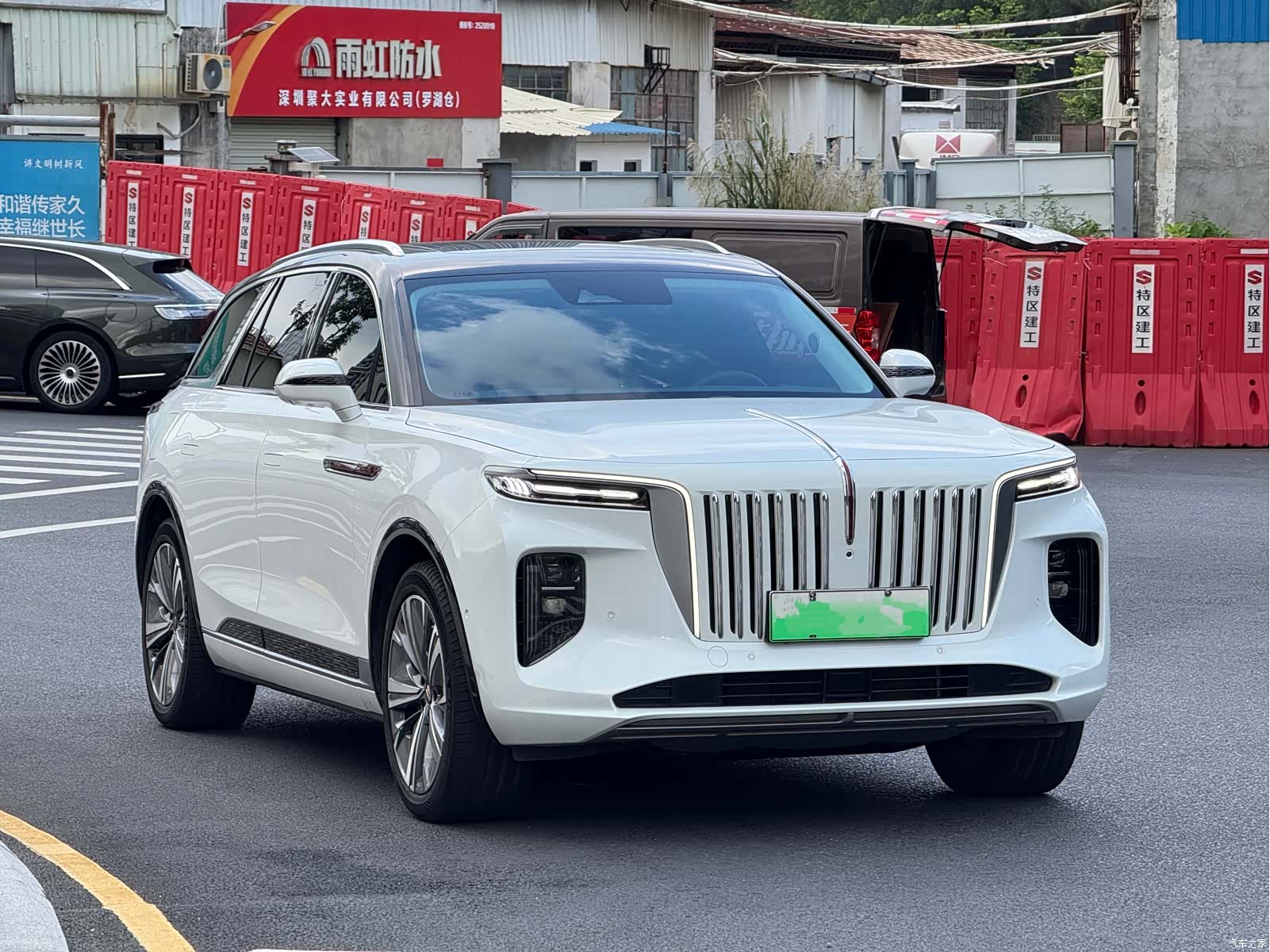 Hongqi E-HS9, 2023 3