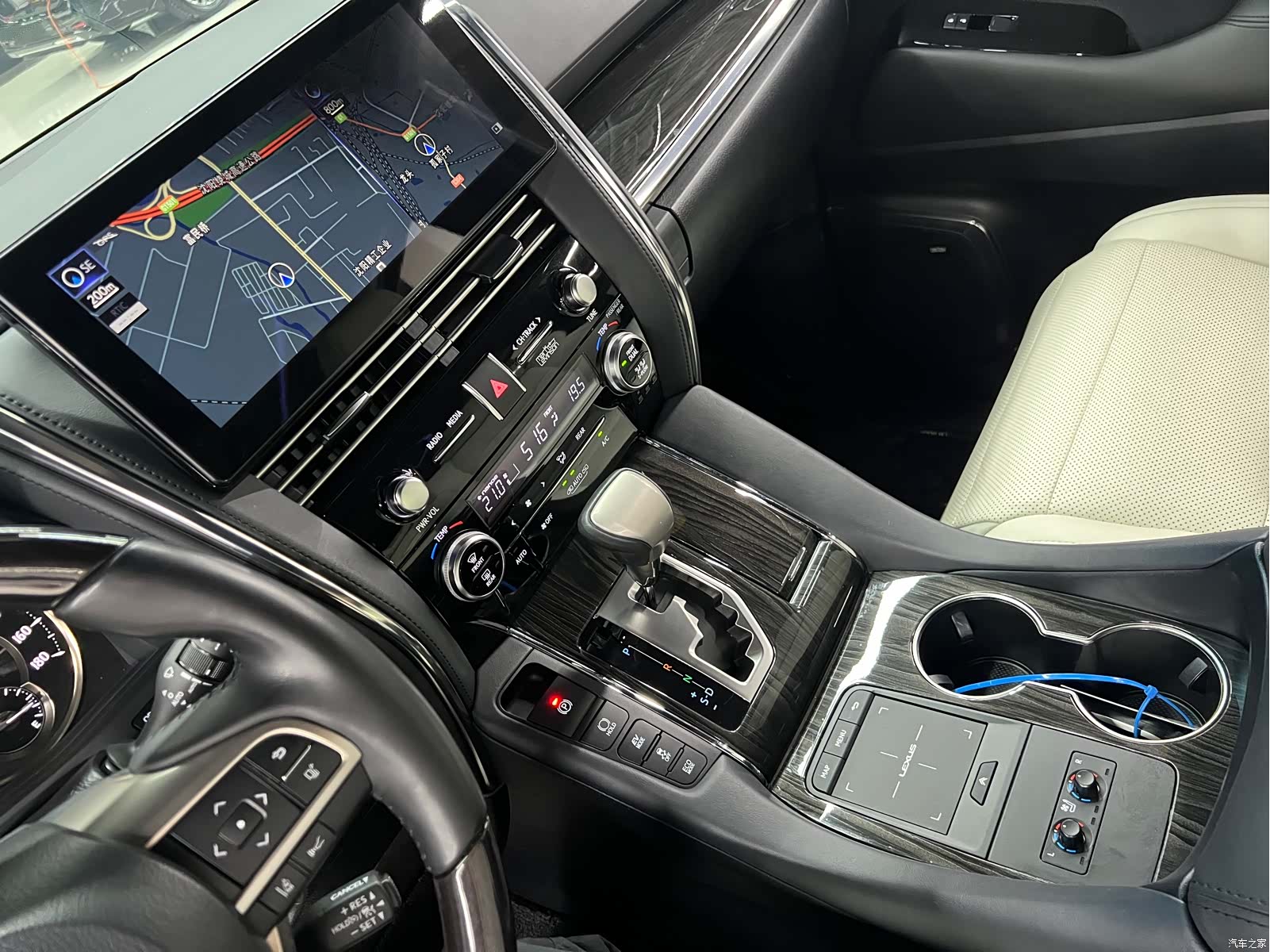 Lexus LM, 2021 23