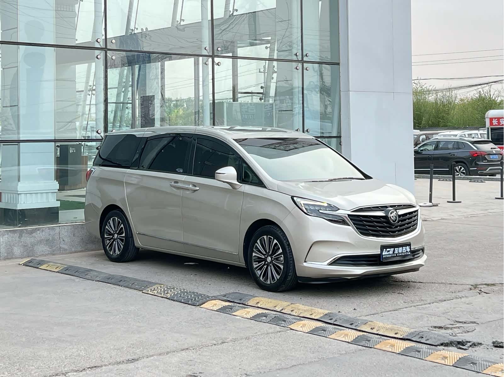 Buick GL8, 2021 3