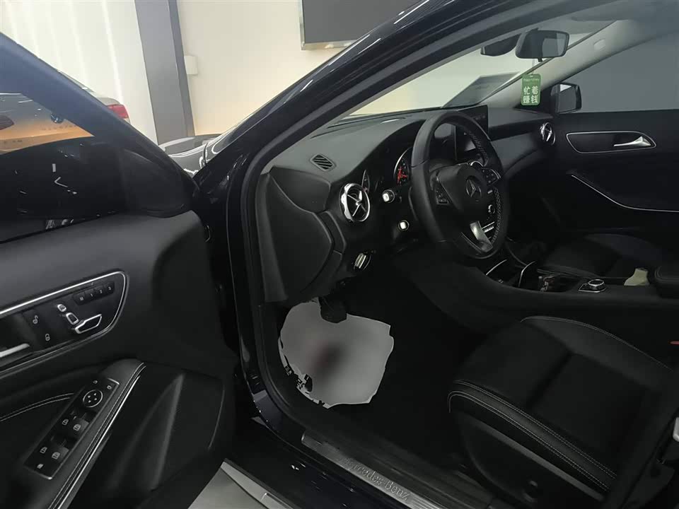 Mercedes-Benz GLA Mercedes-Benz GLA