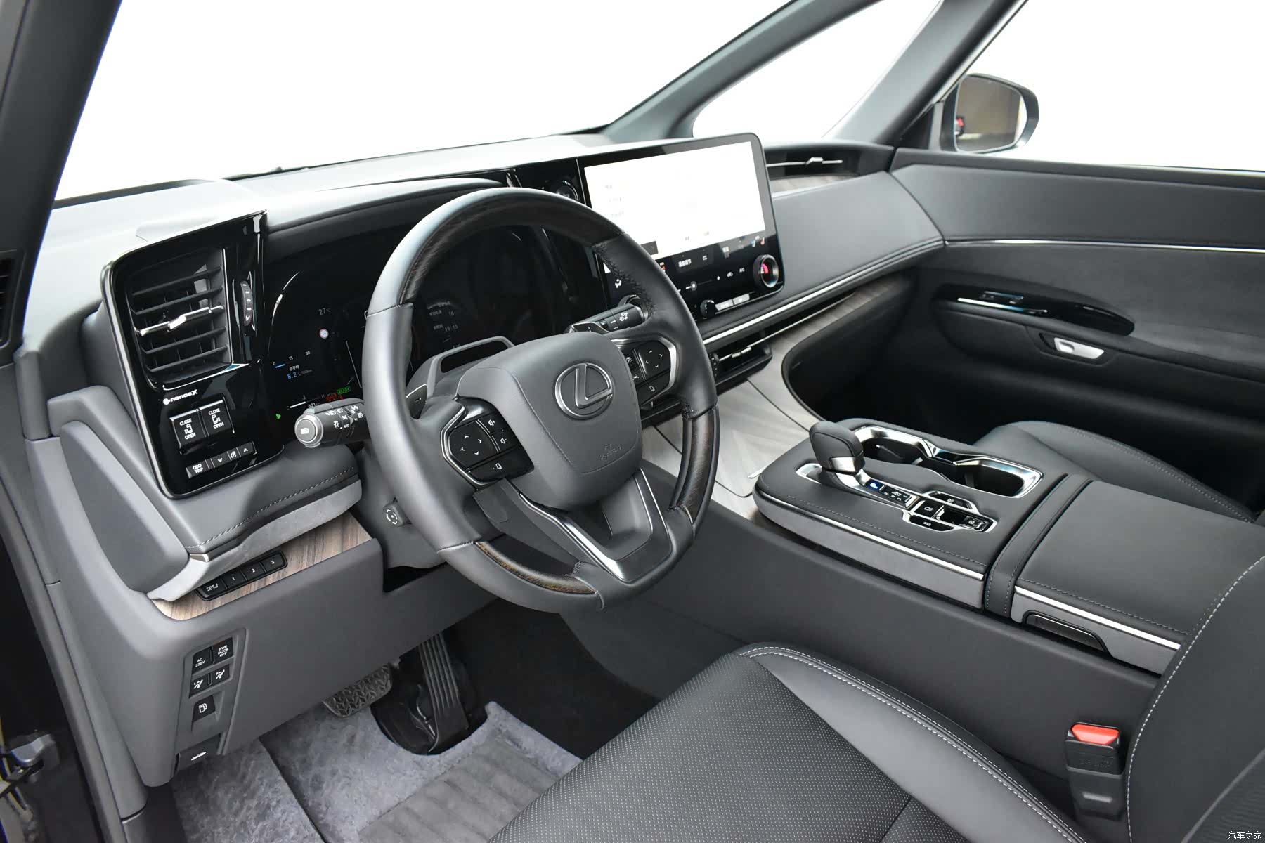 Lexus LM, 2026 7