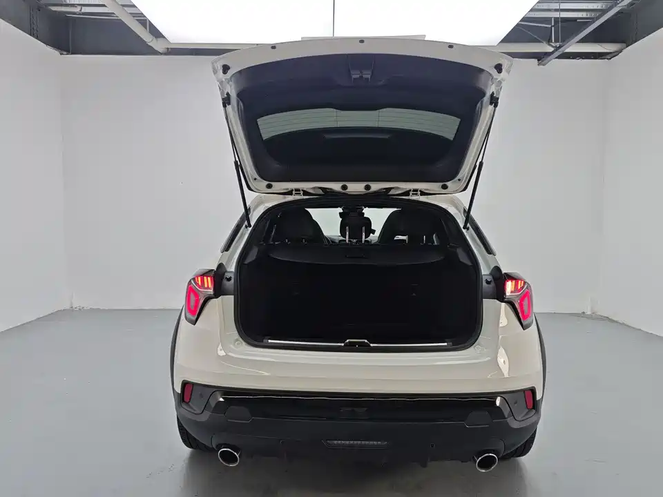 Lynk & Co 02