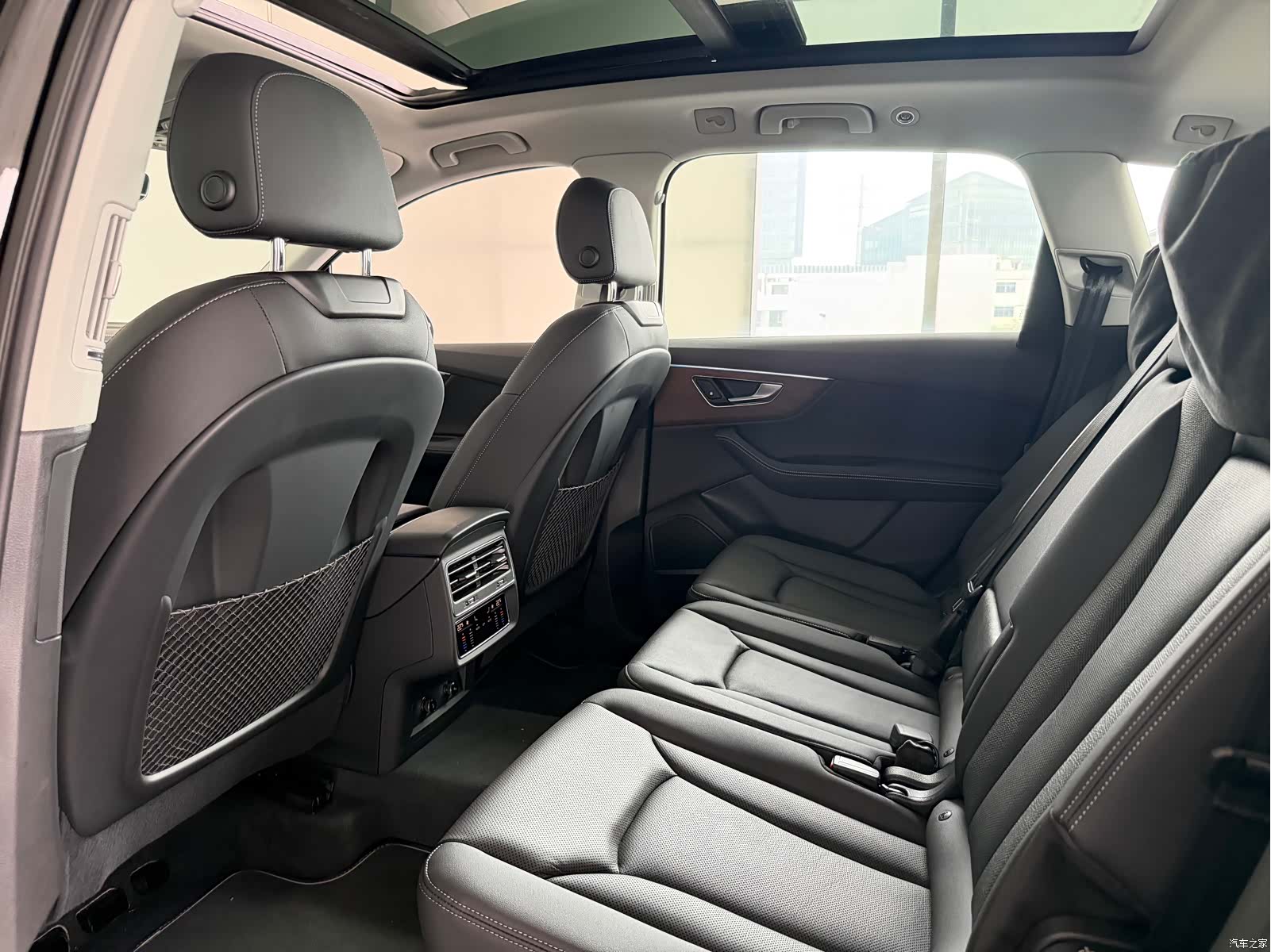 Audi Q7, 2025 9