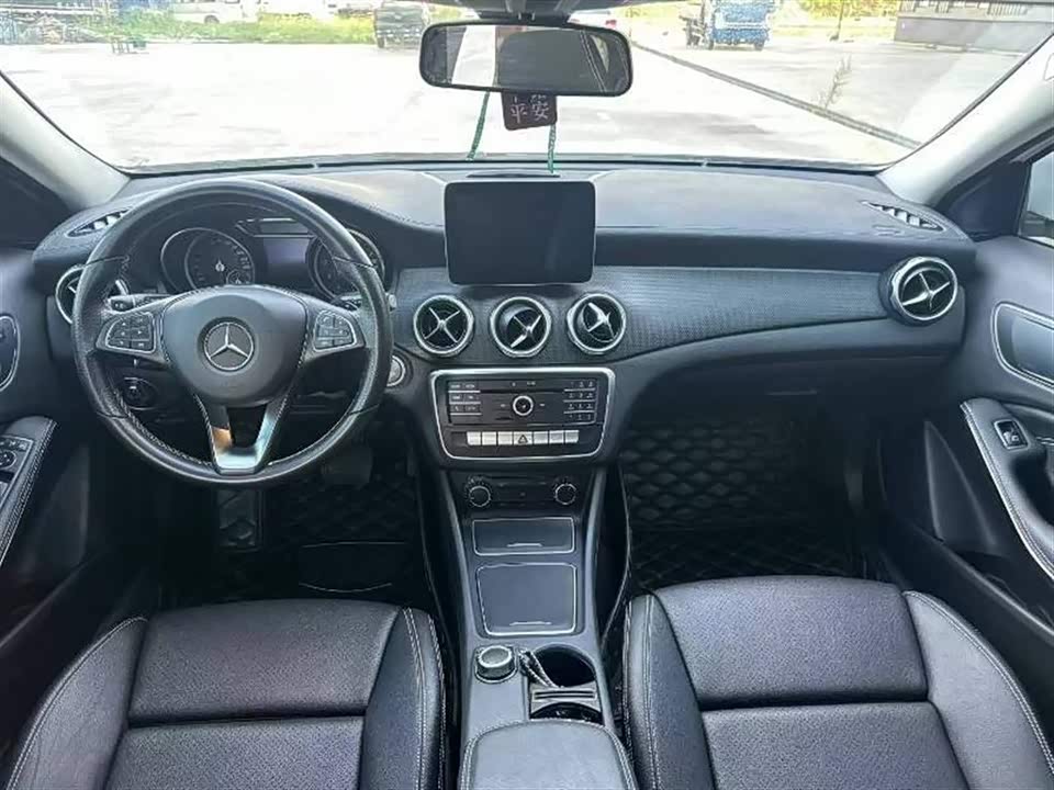Mercedes-Benz GLA Mercedes-Benz GLA