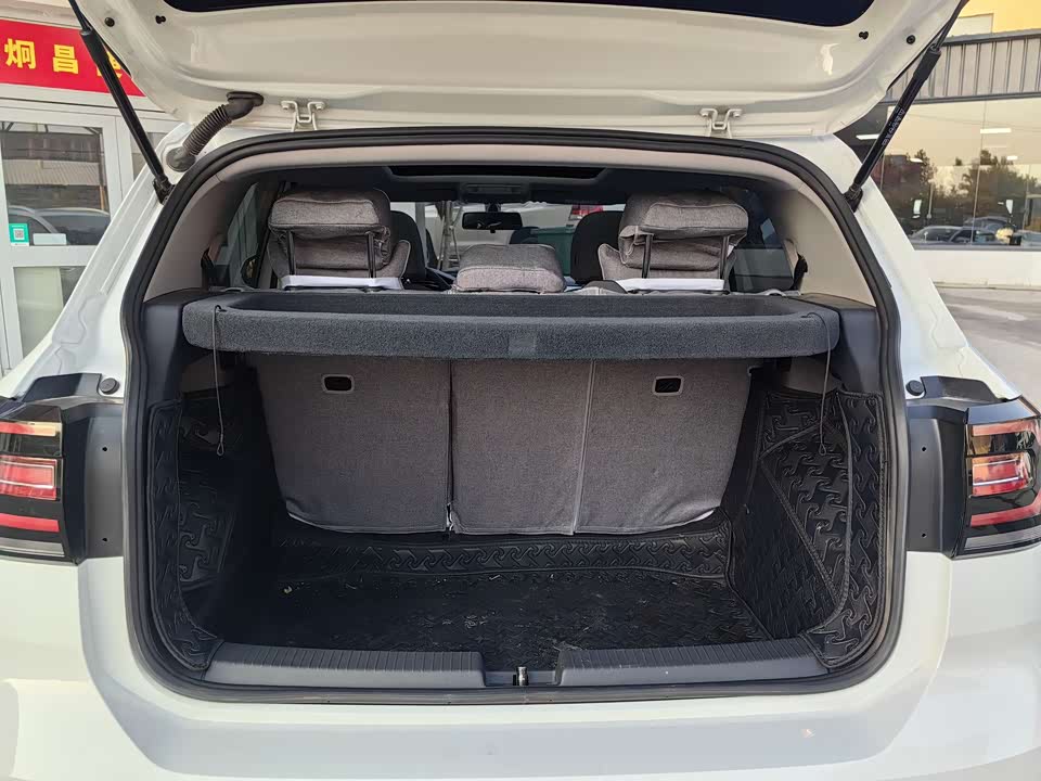 Volkswagen Exploring the shadow