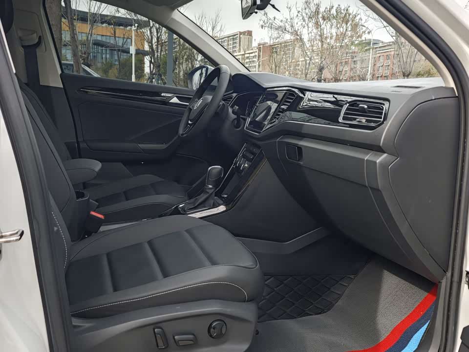 Volkswagen T-ROC exploring Songs