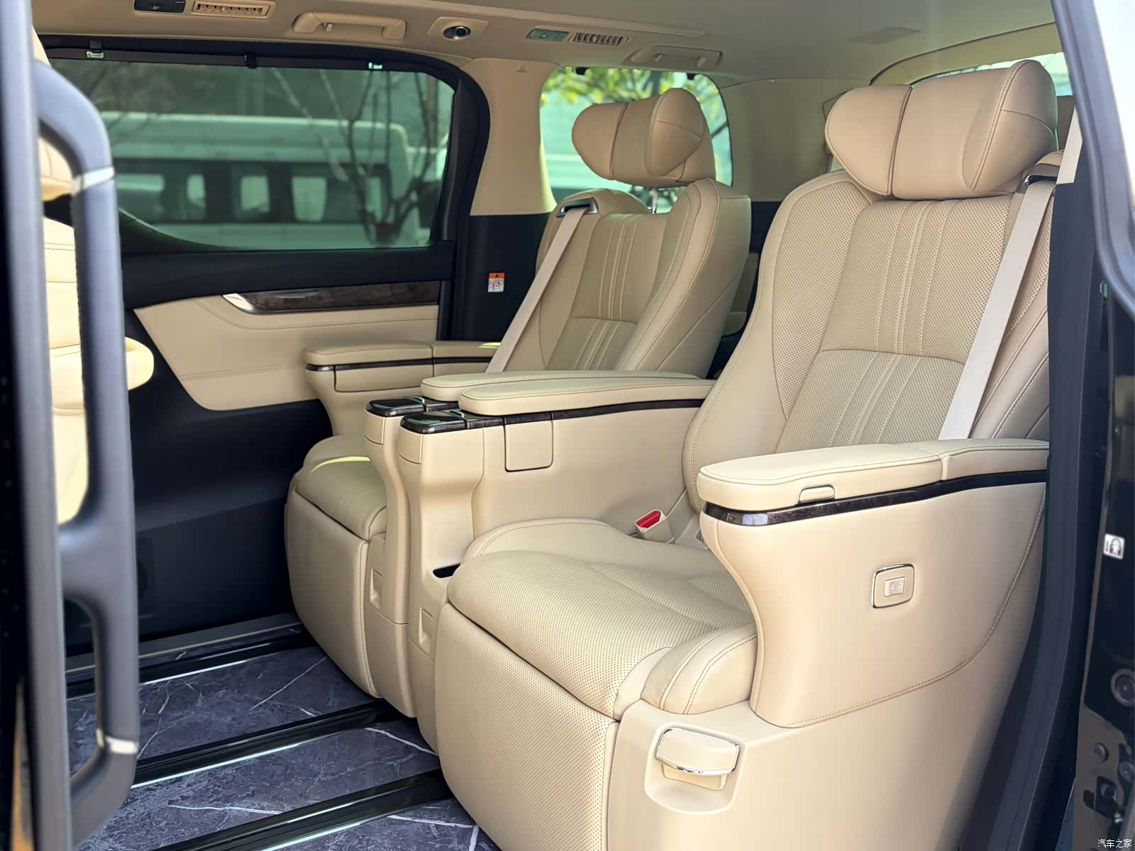 Toyota Alphard, 2022 12