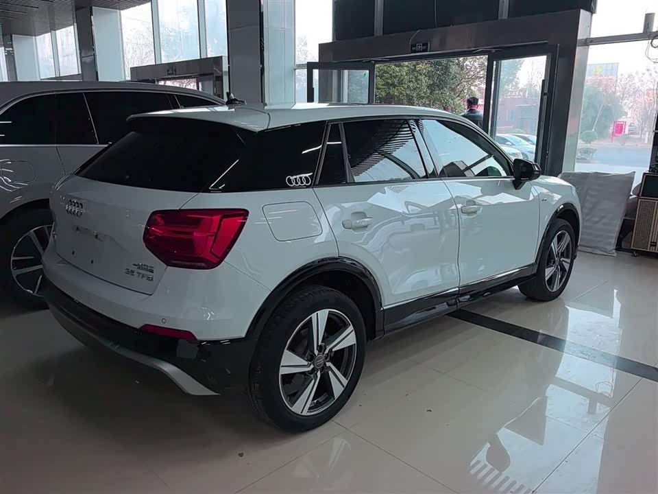 Audi Q2L